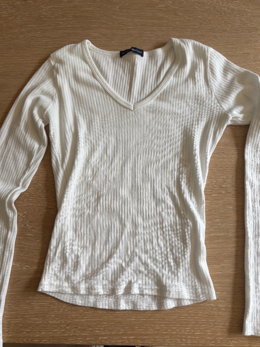 BRANDY MELVILLE, WHITE LONG SLEEVED V NECK TOP WITH RIBBED DESIGN